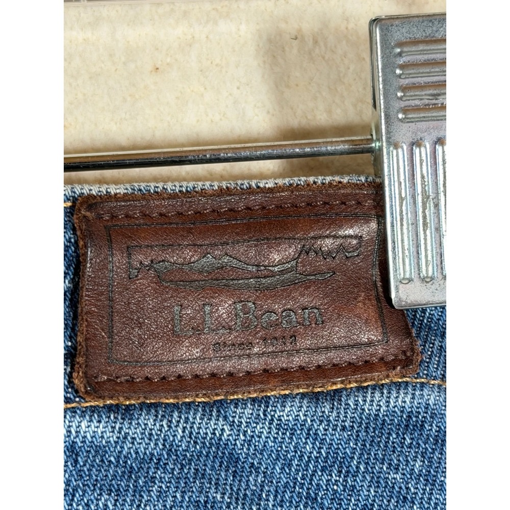 L.L.Bean Women's Jeans Size 18 PET Blue Comfort Waist Relaxed Fit Denim Pants Pl - Picture 2 of 5